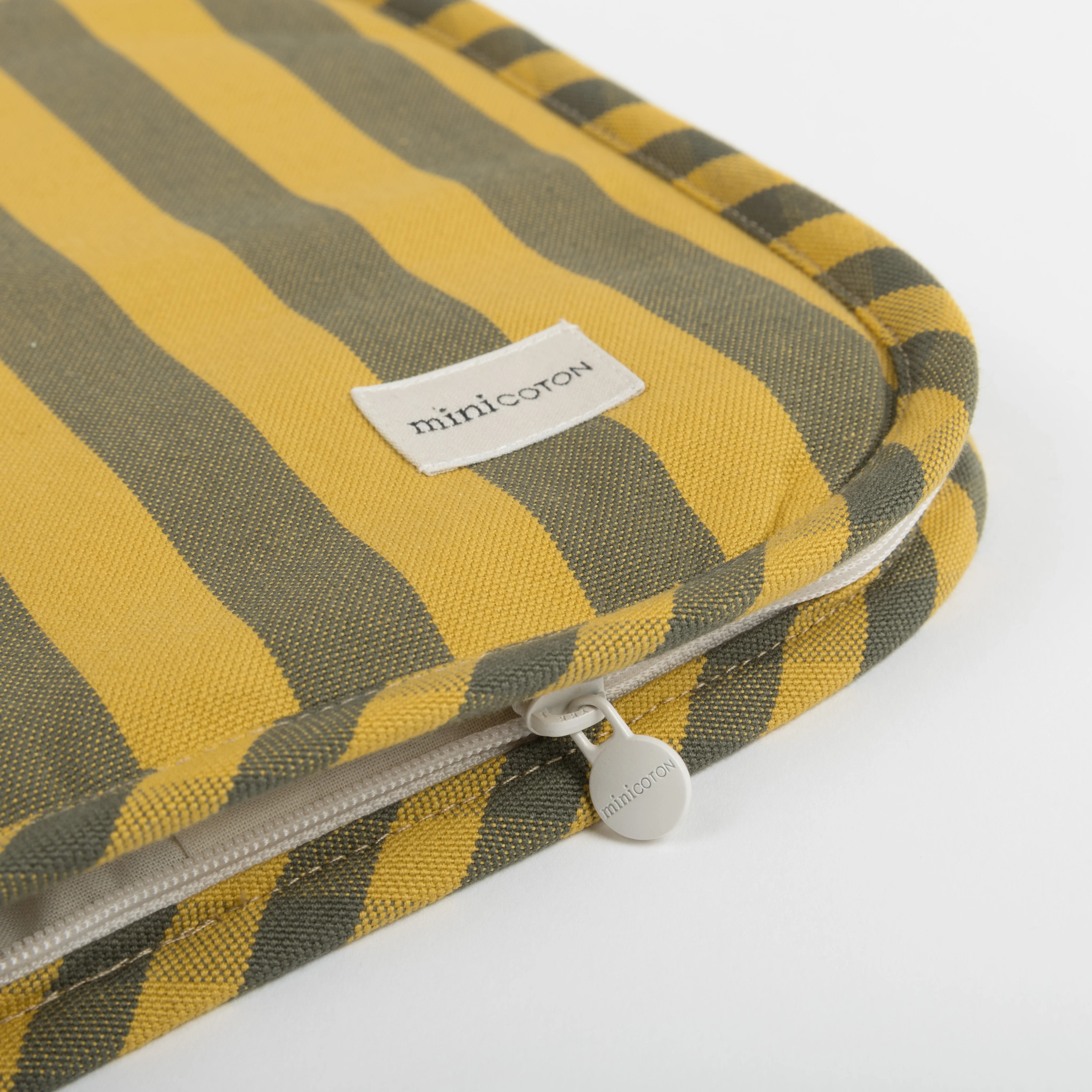 Portadocumentos Zippy Olive + Gold - Image 3